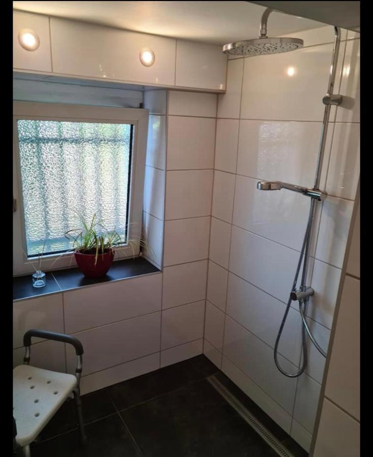 Nana-Eg-80M2 Sanierter Altbau-Parkplatz-Kleiner Garten-Wlan-Netflix-2Zimmer-Kueche-Dusche-Wanne-Waschmaschine Oberhausen  Exterior foto