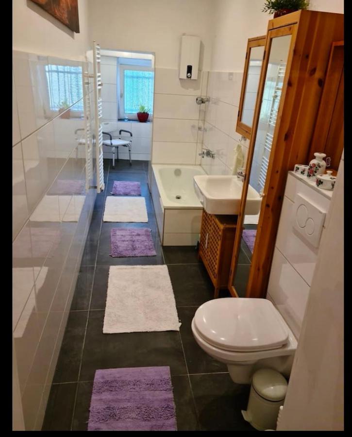 Nana-Eg-80M2 Sanierter Altbau-Parkplatz-Kleiner Garten-Wlan-Netflix-2Zimmer-Kueche-Dusche-Wanne-Waschmaschine Oberhausen  Exterior foto